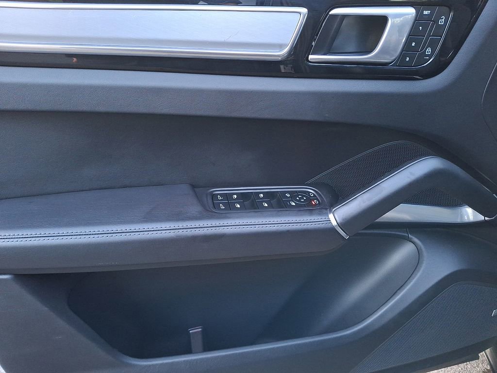 Used 2023 Porsche Cayenne Turbo image 8