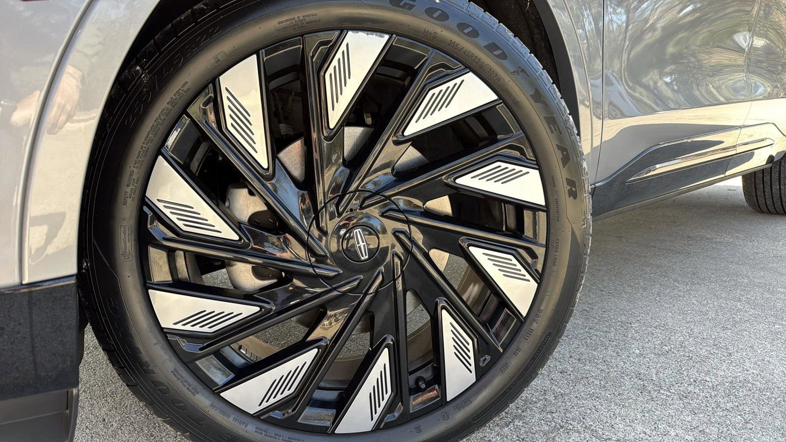 Certified 2024 Lincoln Nautilus Reserve w/ Equipment Group 202A image 9