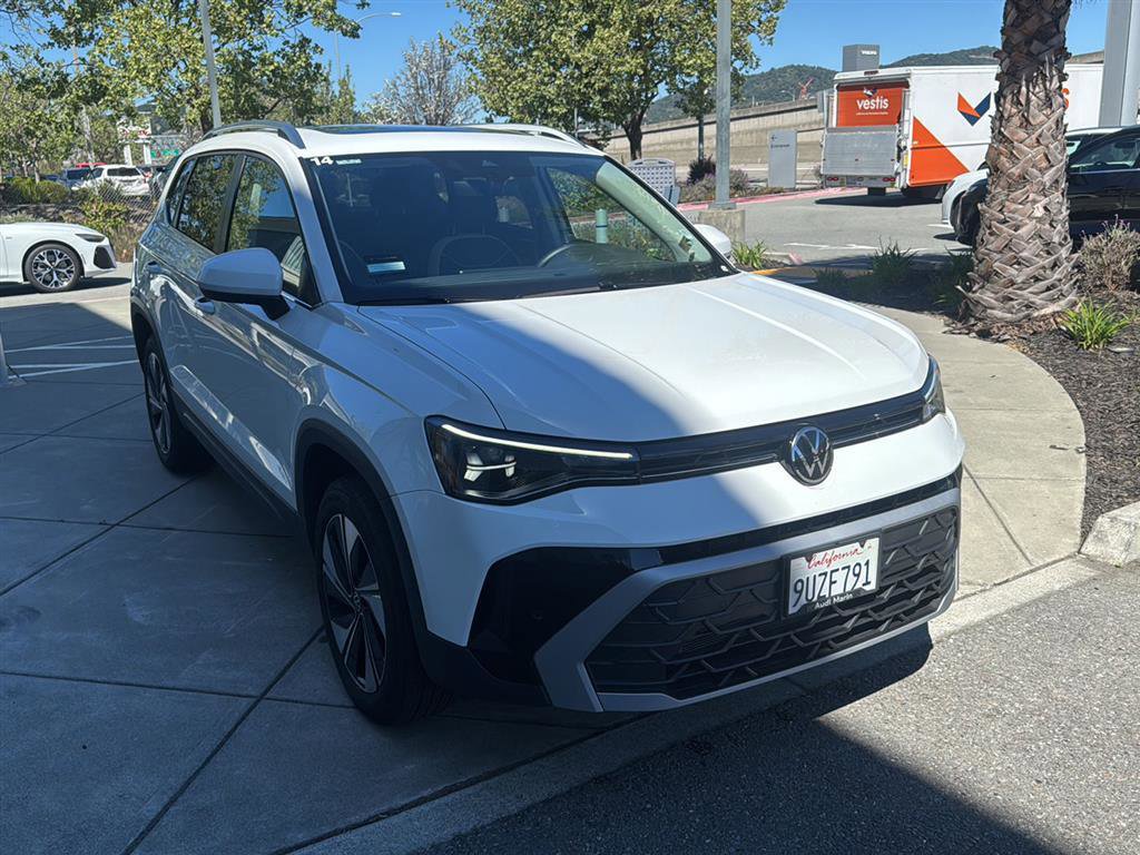 Used 2025 Volkswagen Taos SE w/ Panoramic Sunroof Package image 4