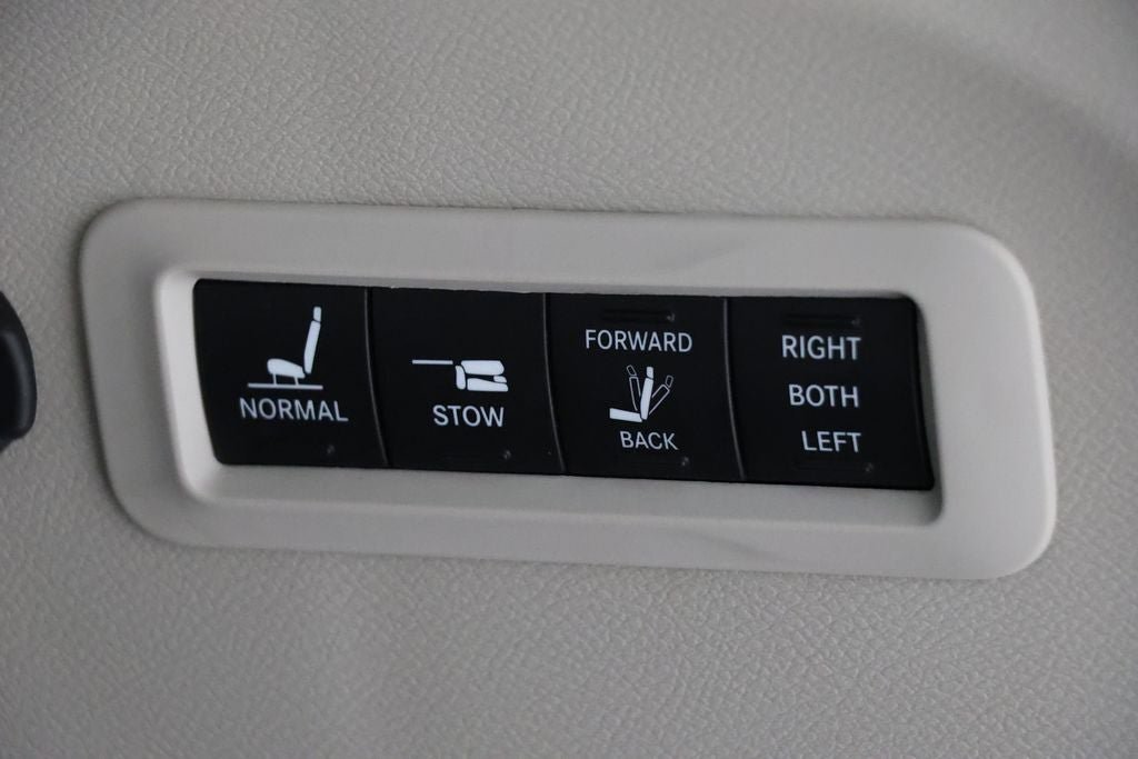 Used 2022 Chrysler Pacifica Limited AWD/4WD image 30