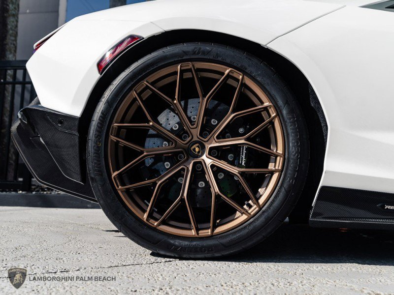 Used 2025 Lamborghini Revuelto image 37