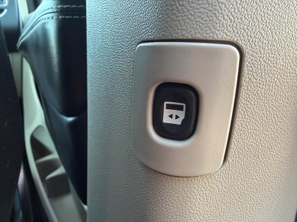 Used 2018 Dodge Grand Caravan SXT image 36