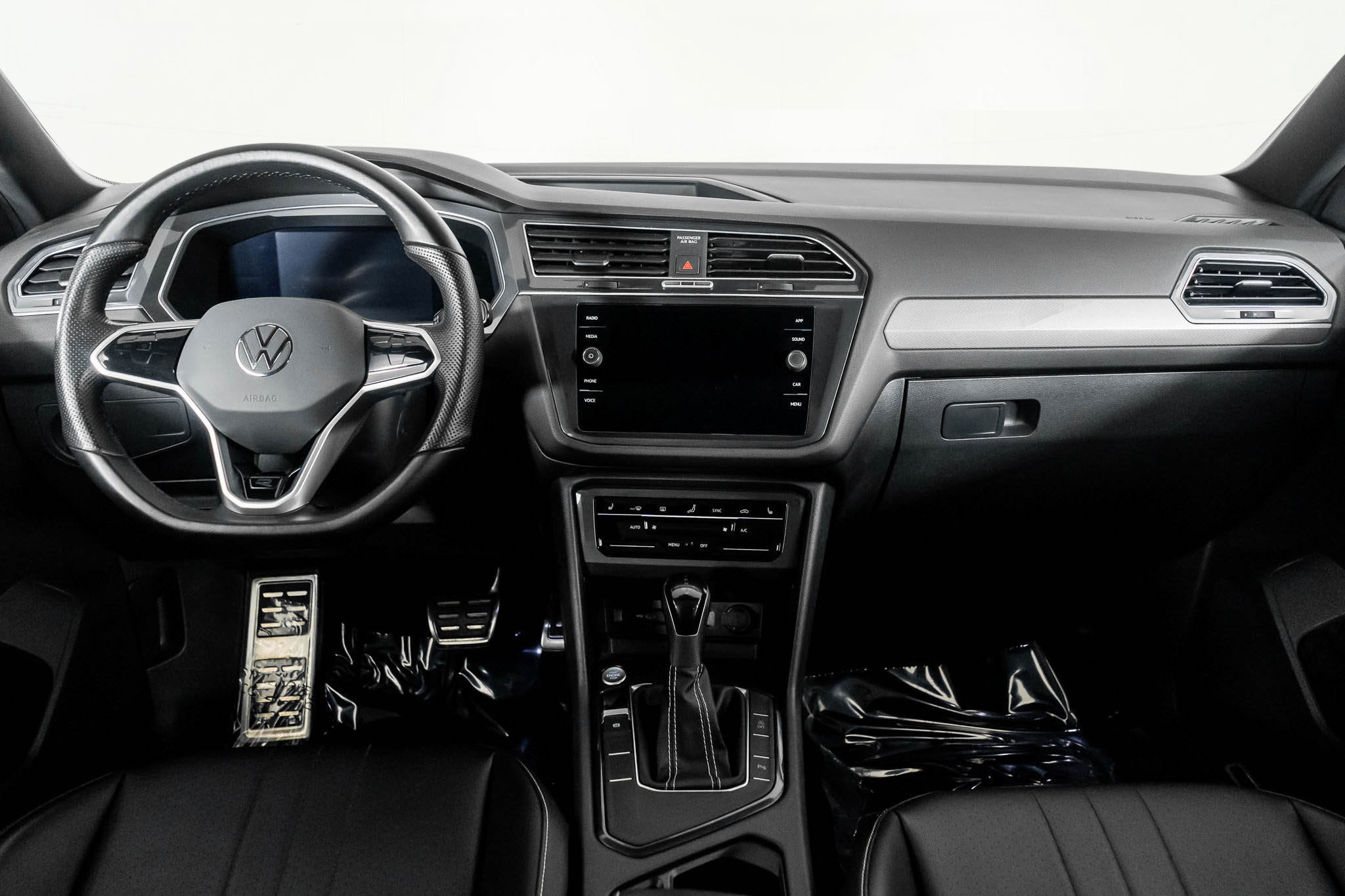 Used 2022 Volkswagen Tiguan SE R-Line image 2