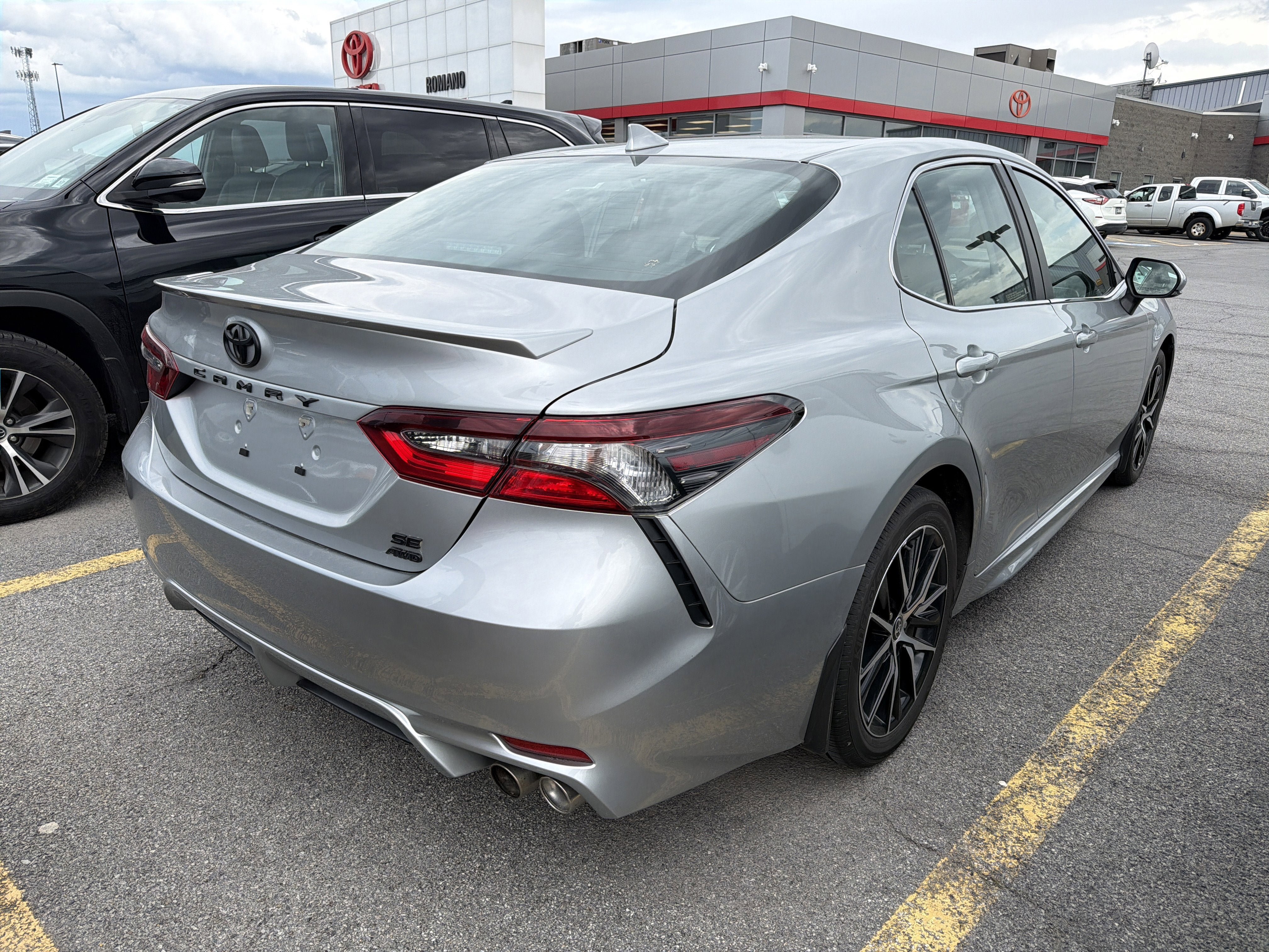 Used 2024 Toyota Camry SE AWD/4WD image 6