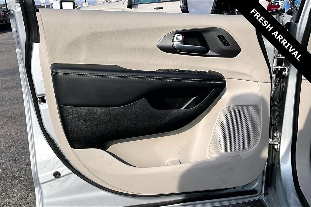 Used 2024 Chrysler Pacifica Touring-L image 19