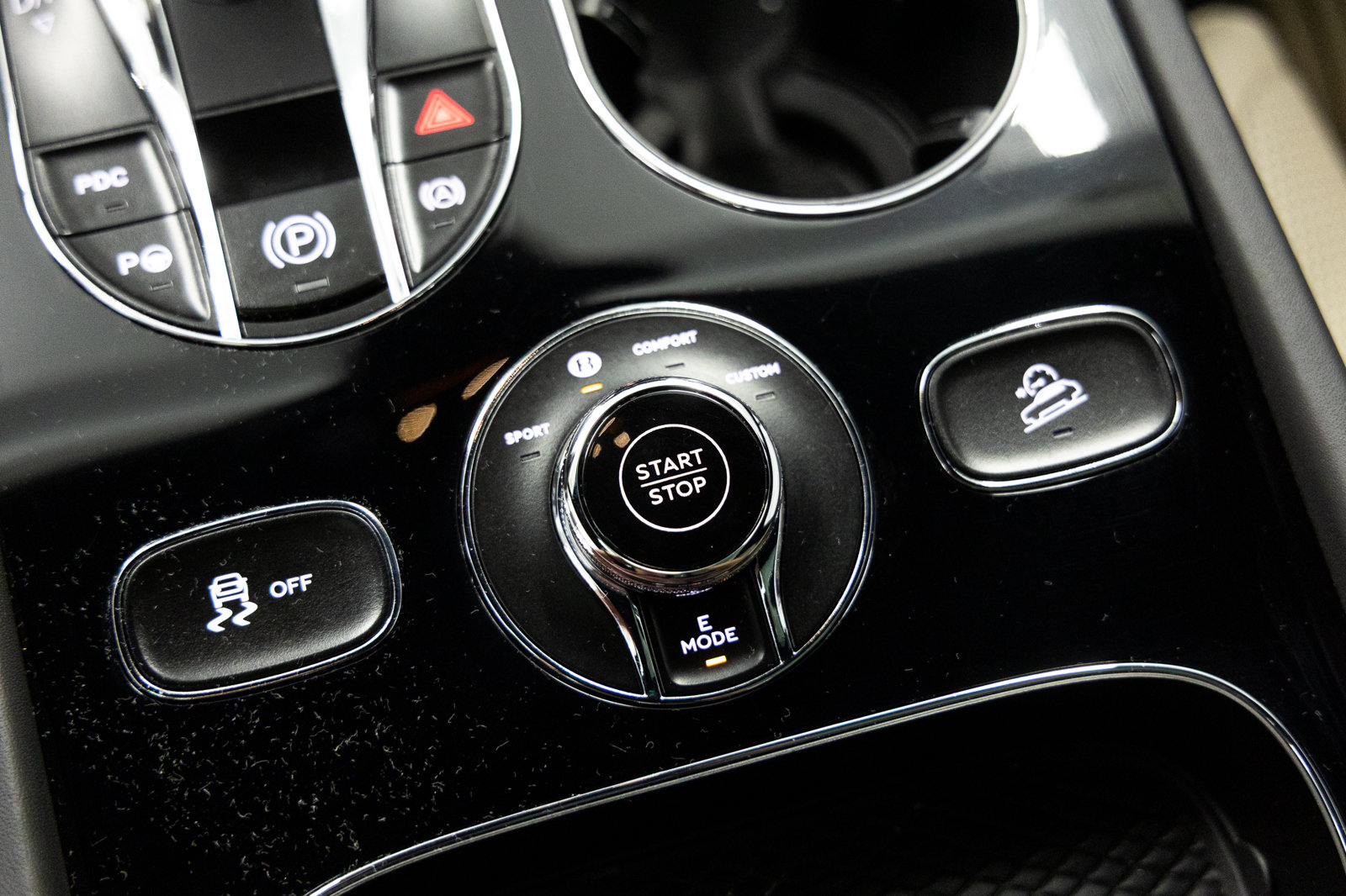 Certified 2023 Bentley Bentayga Plug-In Hybrid AWD/4WD image 44
