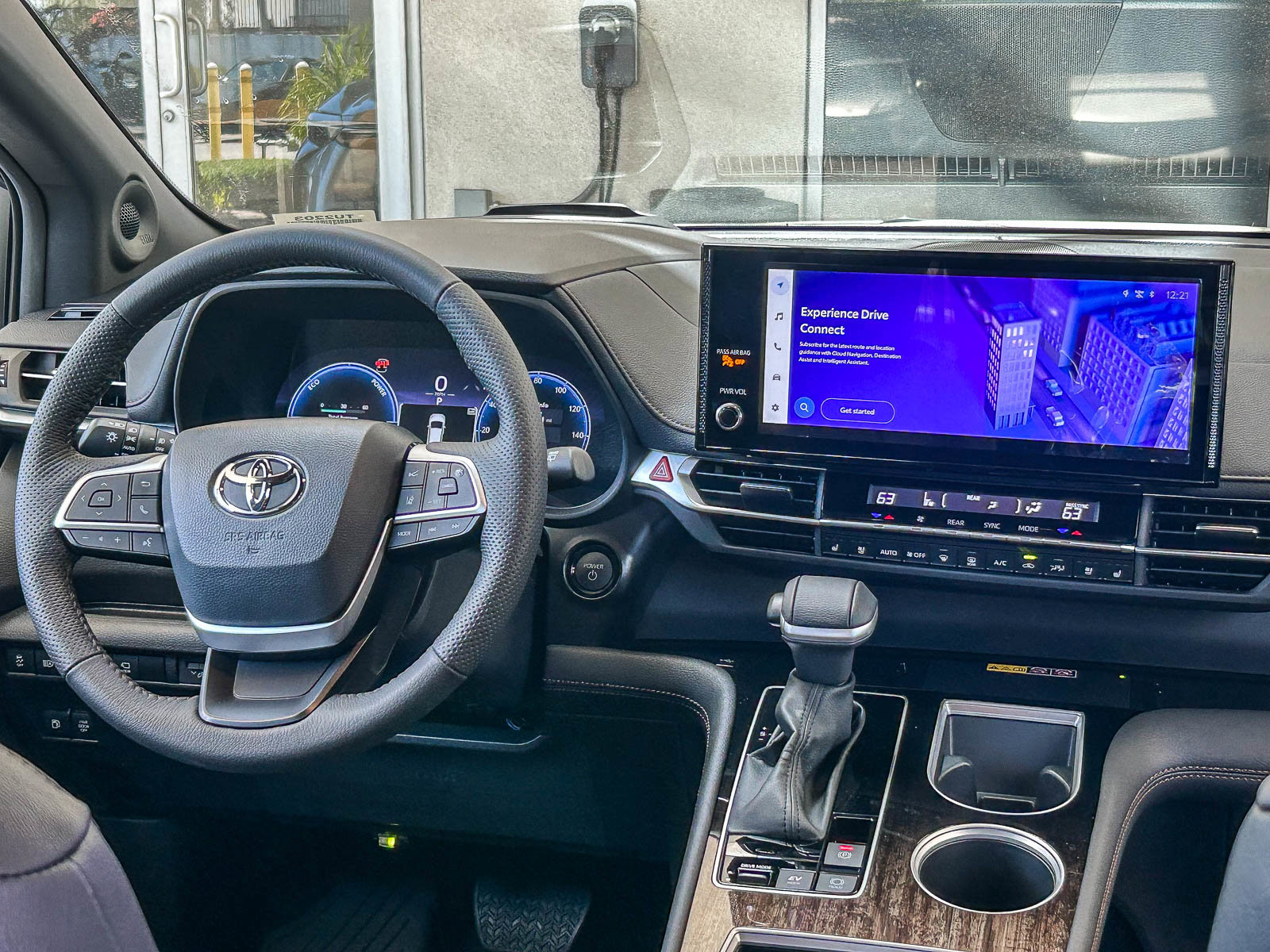 Used 2025 Toyota Sienna Platinum AWD/4WD image 12
