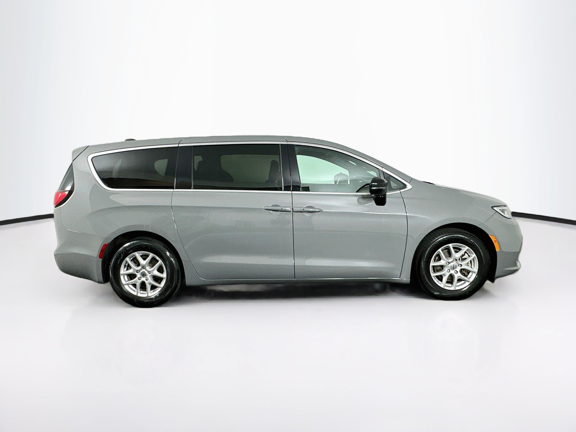 Used 2025 Chrysler Pacifica Select FWD image 10