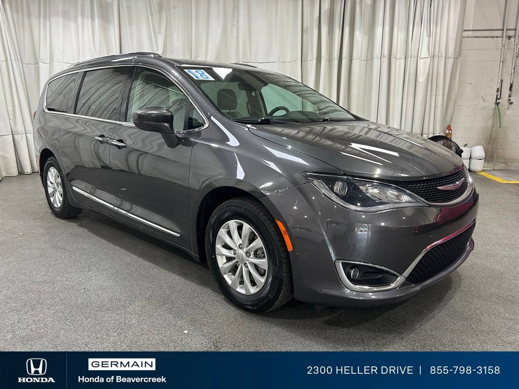Used 2018 Chrysler Pacifica Touring-L FWD image 2