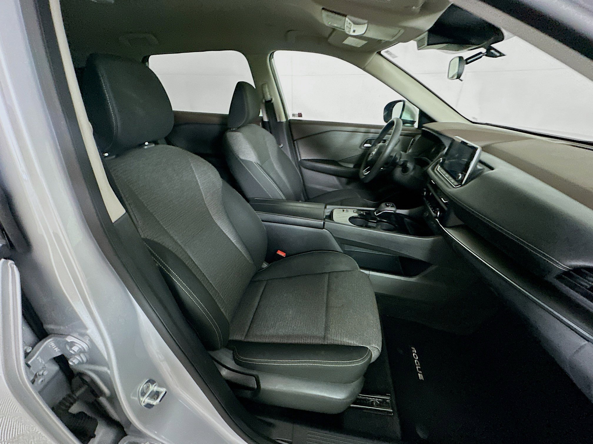 Used 2023 Nissan Rogue SV image 29