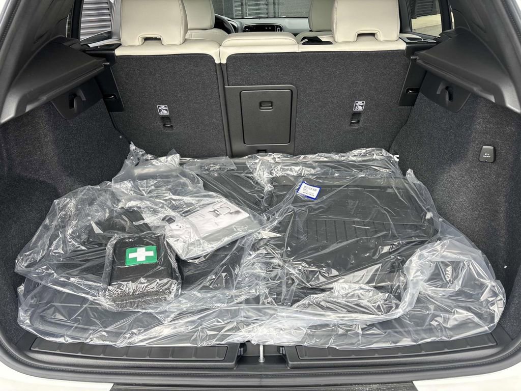 Used 2025 Volvo XC40 B5 Plus w/ Protection Package Premier image 9