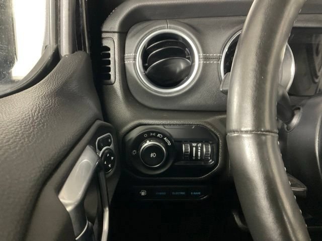 Used 2022 Jeep Wrangler Unlimited Sahara w/ Cold Weather Group AWD/4WD image 15