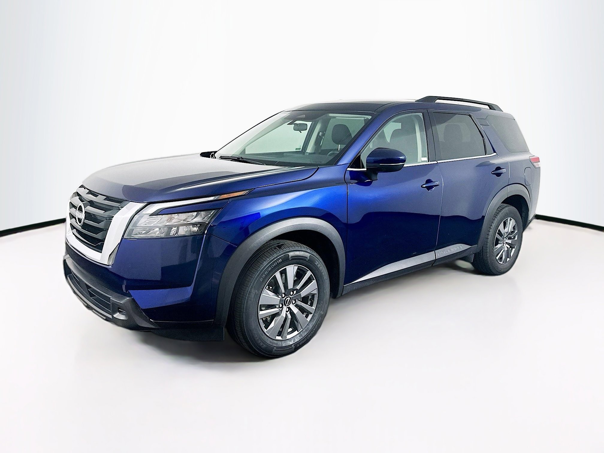 Used 2025 Nissan Pathfinder SV FWD image 3