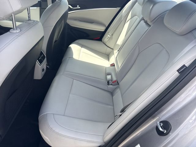 Used 2025 Genesis G70 2.5T image 30