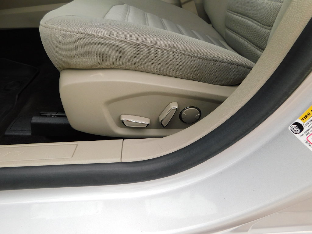 Used 2019 Ford Fusion SE FWD image 13