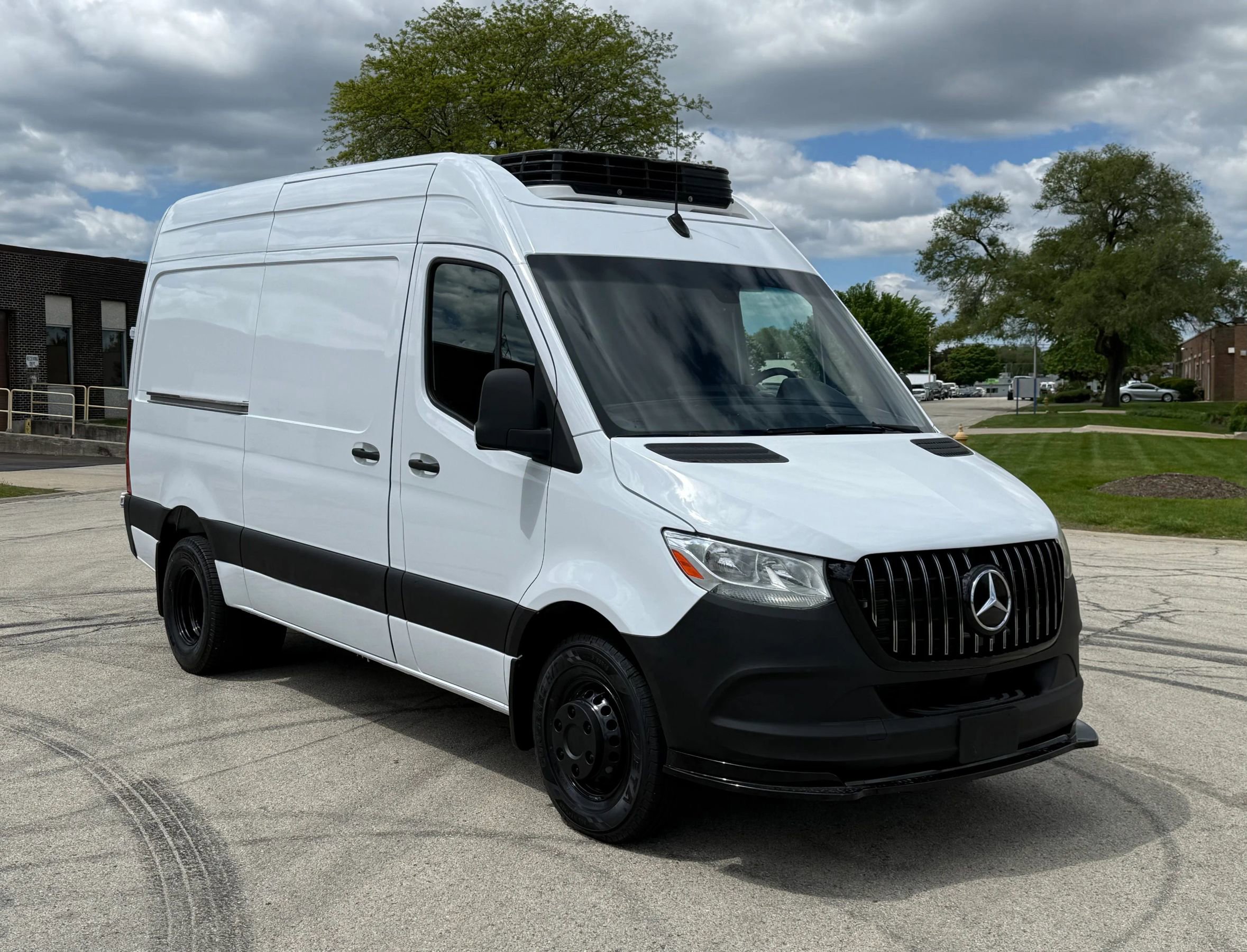 Used 2019 Freightliner Sprinter 3500 RWD image 1