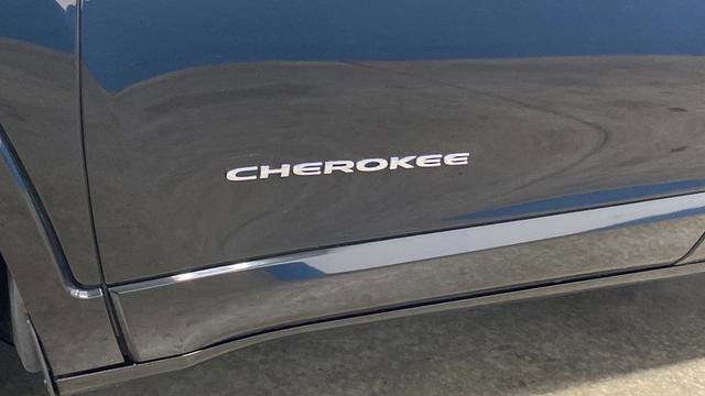 Used 2017 Jeep Cherokee Overland w/ Technology Group AWD/4WD image 37