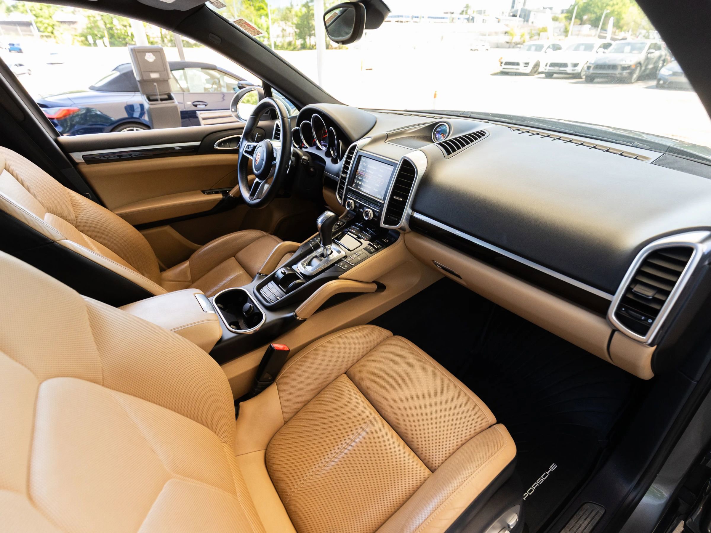 Used 2016 Porsche Cayenne w/ Premium Package AWD/4WD image 22