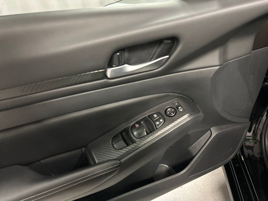 Used 2025 Nissan Altima 2.5 SV FWD image 12