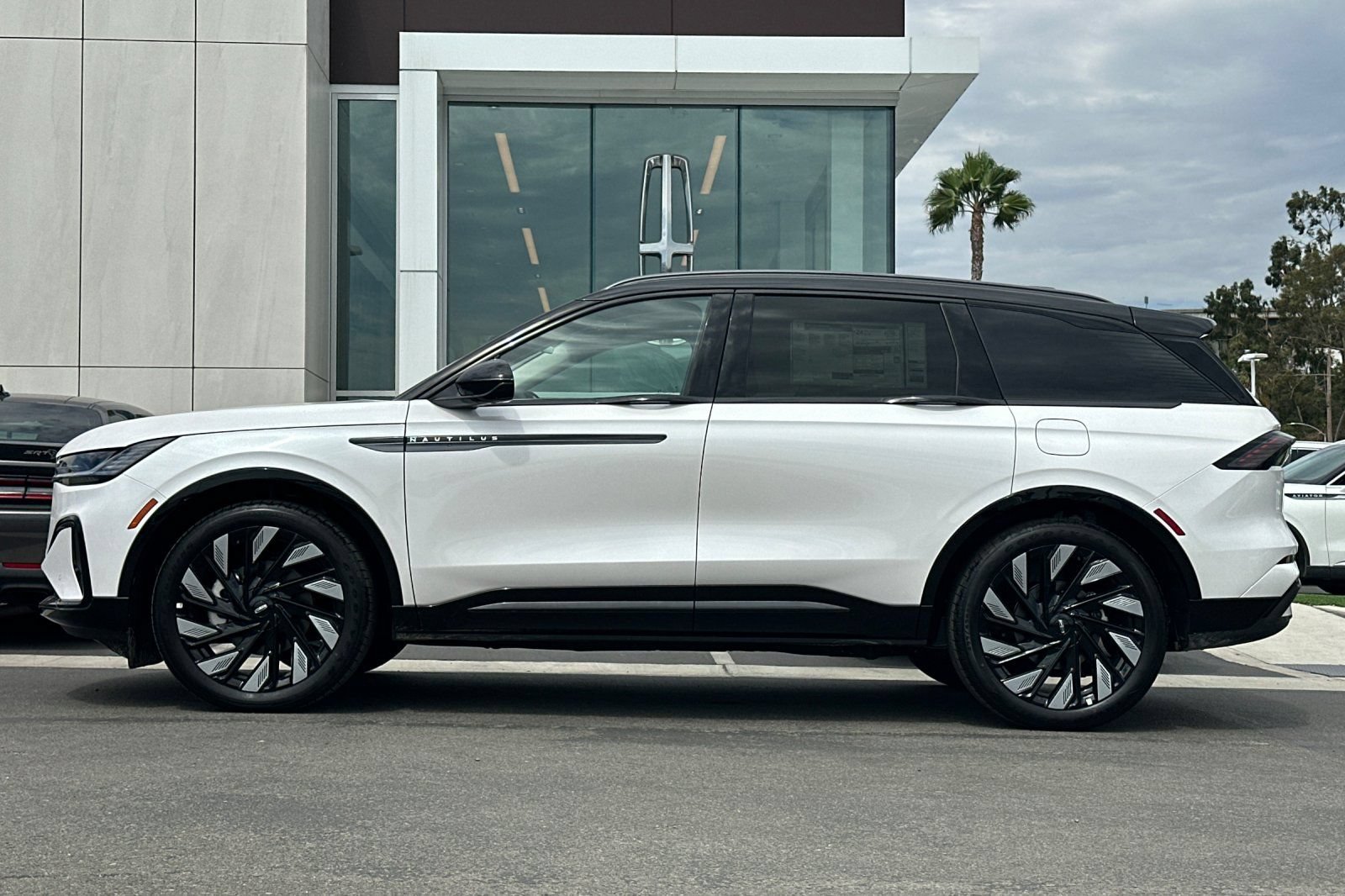 New 2026 Lincoln Nautilus Reserve w/ Jet Appearance Package AWD/4WD image 6