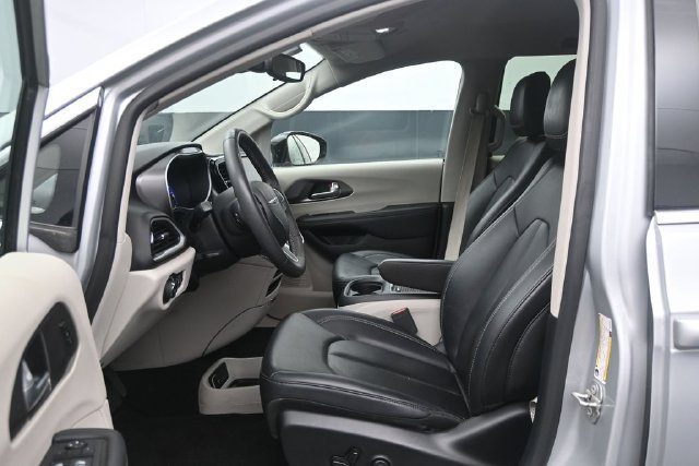 Used 2024 Chrysler Pacifica Touring-L FWD image 10