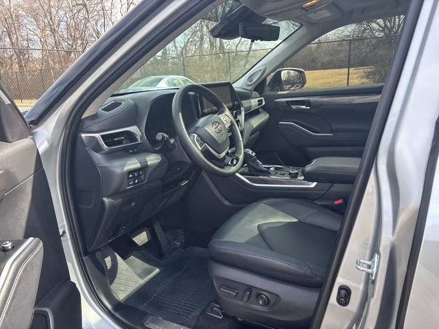 Used 2025 Toyota Highlander Platinum image 13