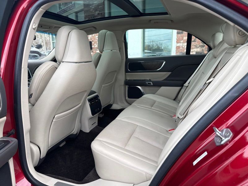 Used 2018 Lincoln Continental Select image 14