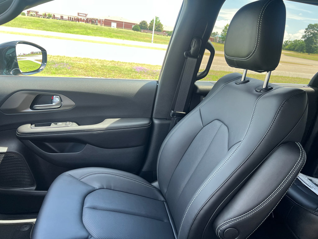 New 2027 Chrysler Pacifica Select w/ Family Tech Group FWD image 23