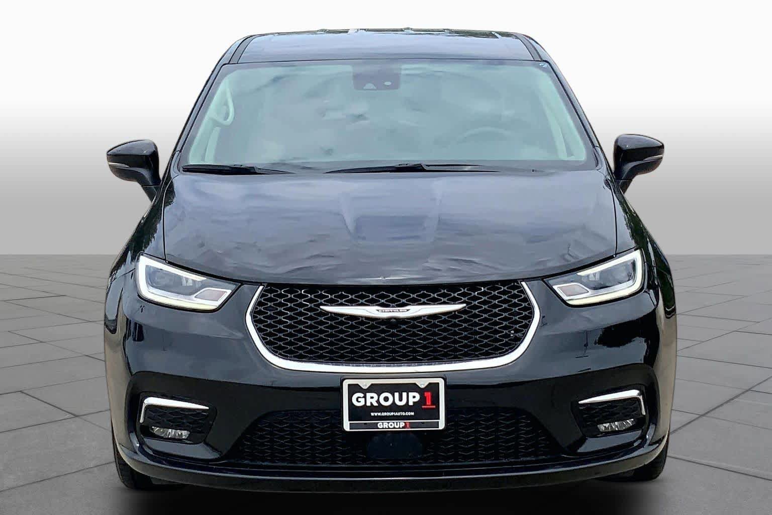 Used 2023 Chrysler Pacifica Touring-L FWD image 4