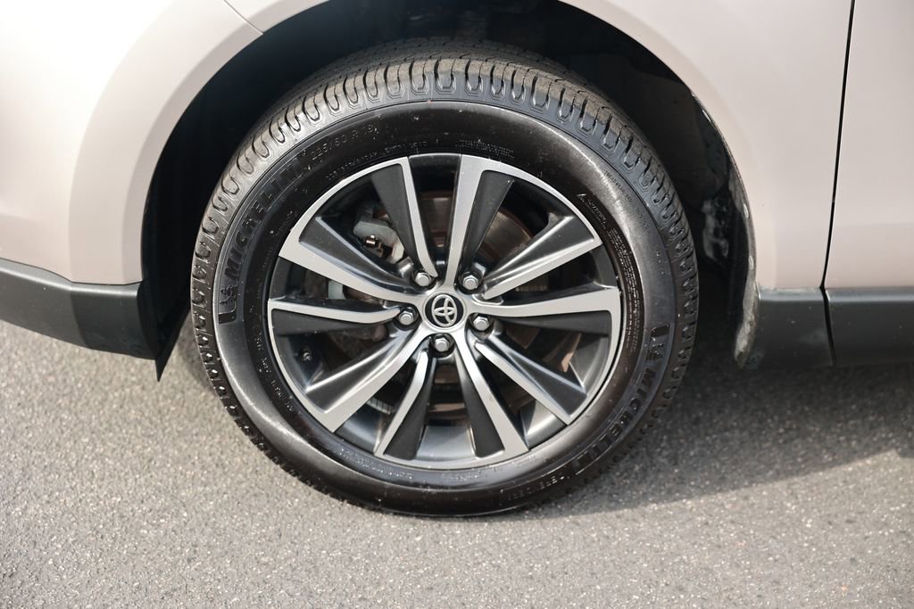 Used 2021 Toyota Venza LE w/ Carpet Mat Package (TMS) image 11