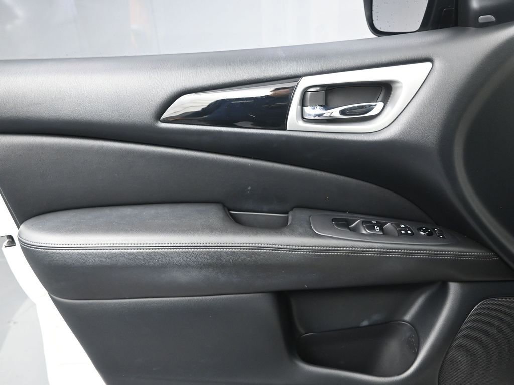 Used 2020 Nissan Pathfinder SV image 11