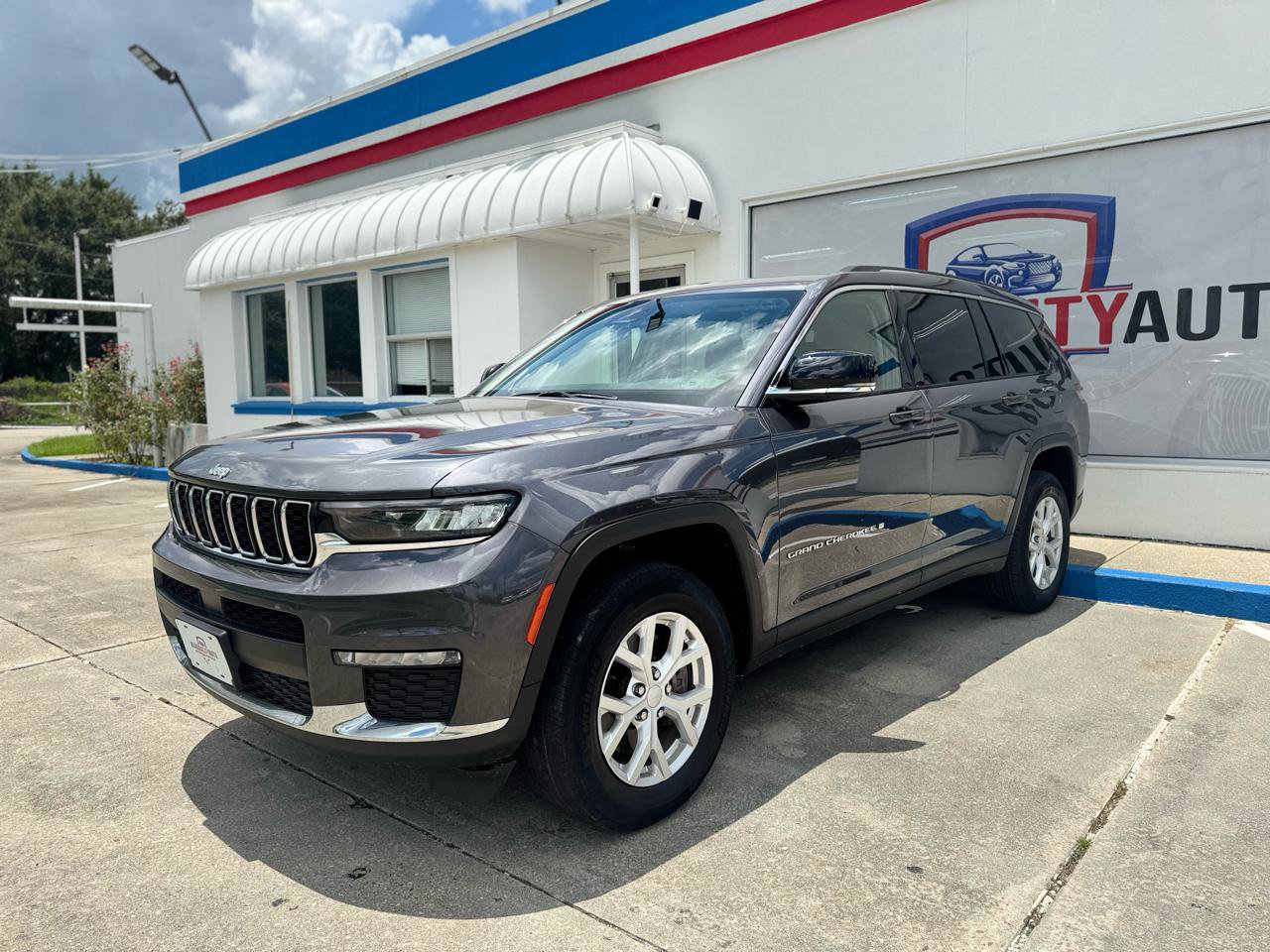 Used 2023 Jeep Grand Cherokee L Limited AWD/4WD image 14