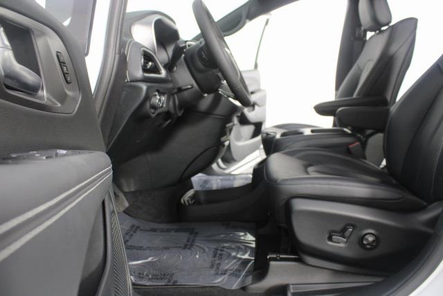 New 2026 Chrysler Pacifica Select image 16