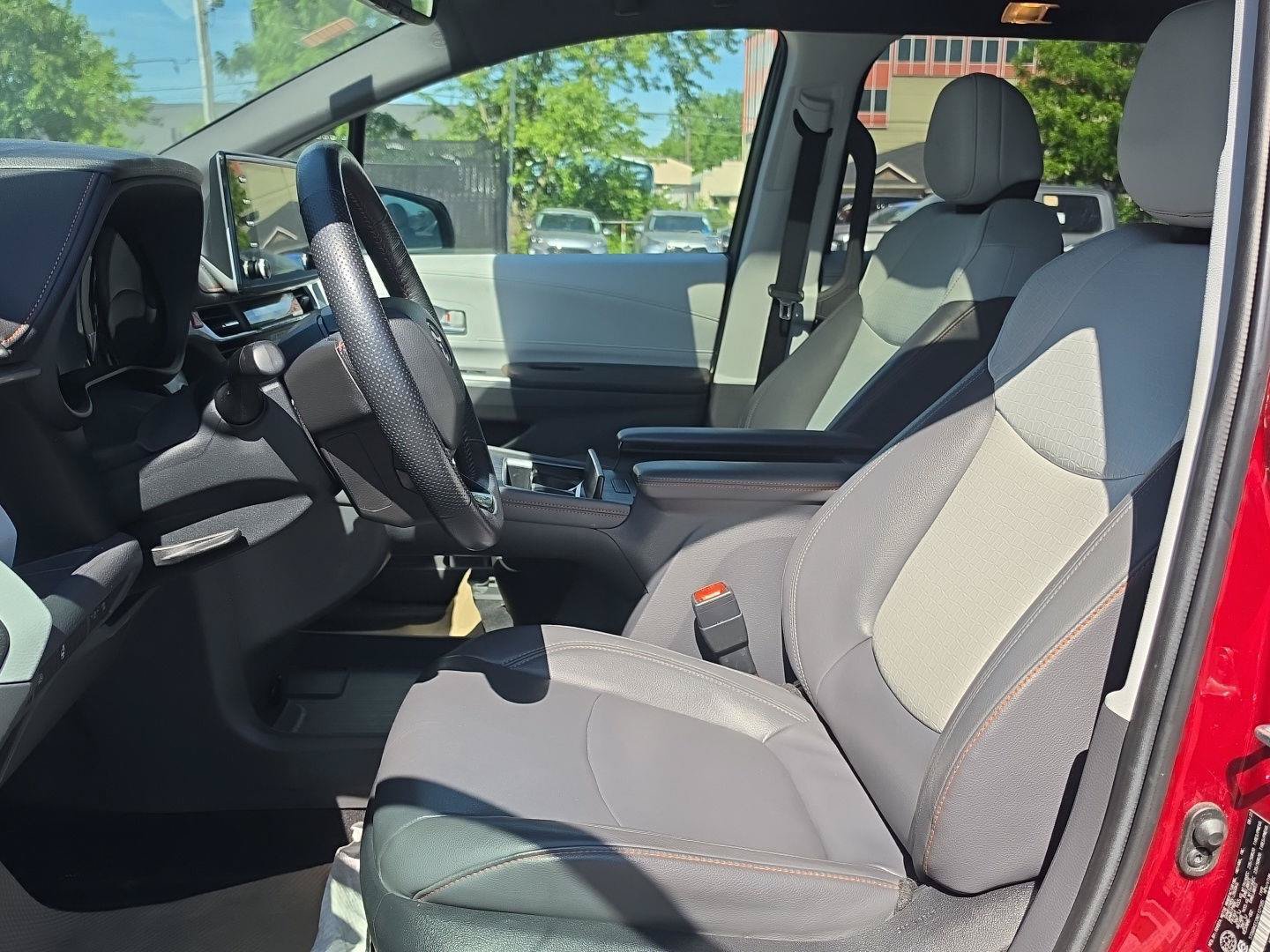 Used 2022 Toyota Sienna XSE FWD image 9
