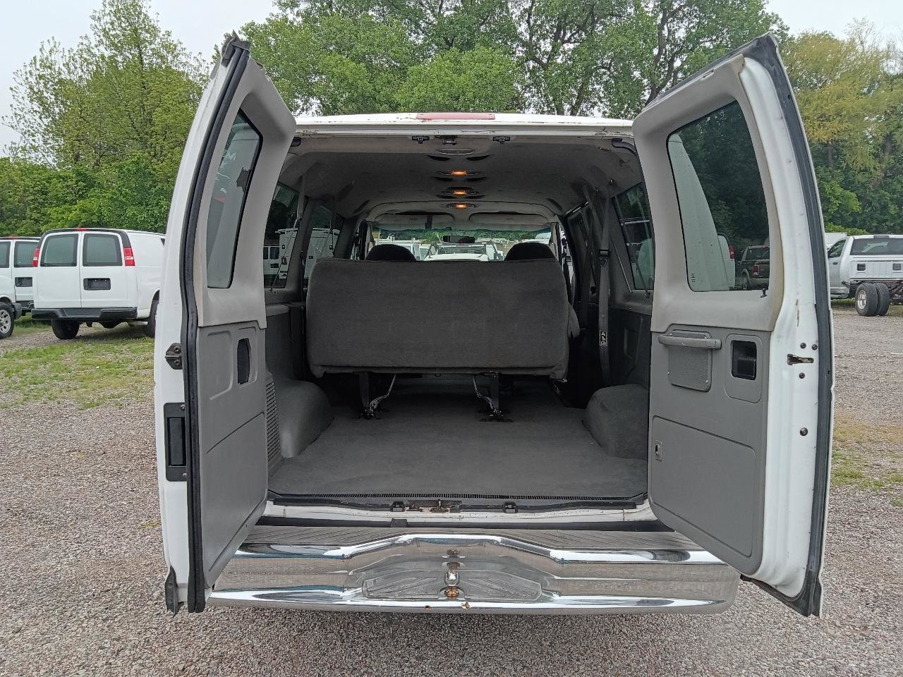 Used 2003 Ford E-150 and Econoline 150 Wagon RWD image 26