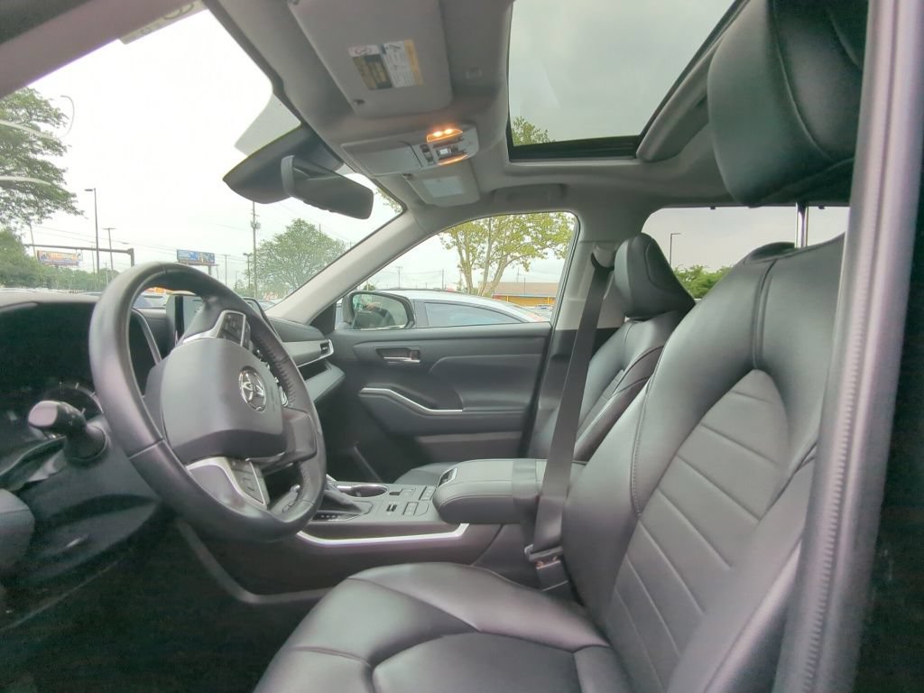 Used 2022 Toyota Highlander XLE AWD/4WD image 6