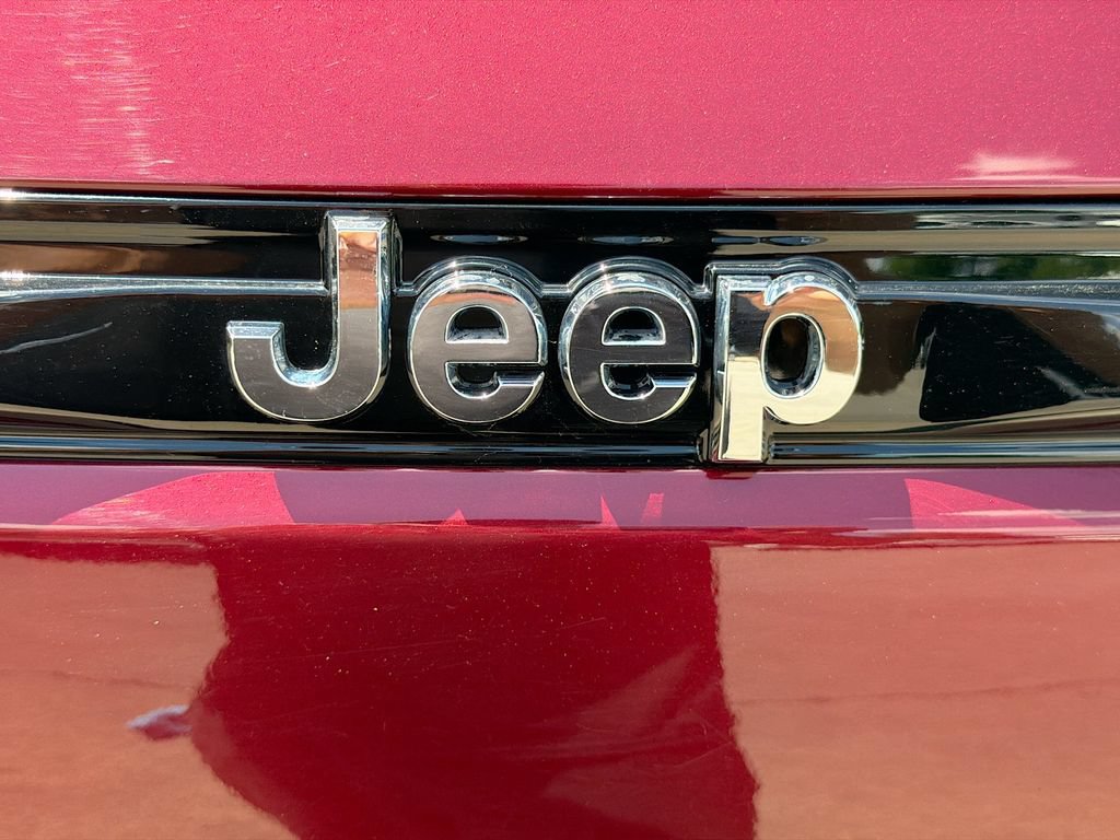 Used 2023 Jeep Grand Cherokee Laredo AWD/4WD image 12