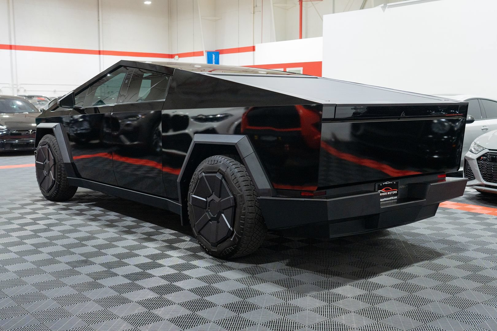 Used 2024 Tesla Cybertruck AWD Crew Cab image 4