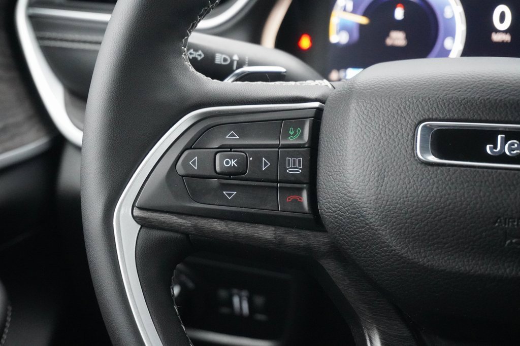 Used 2024 Jeep Grand Cherokee Limited w/ Black Appearance Package image 15