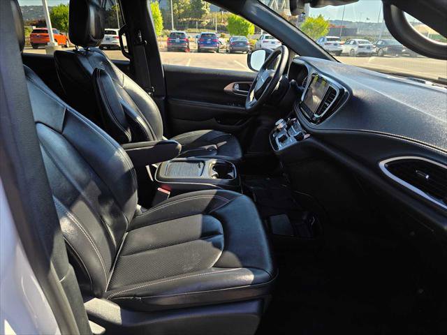 Used 2024 Chrysler Pacifica Limited image 11