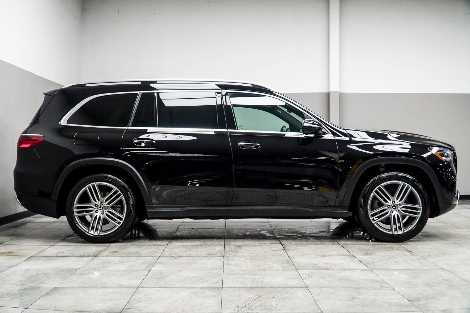 Used 2025 Mercedes-Benz GLS 450 4MATIC image 6