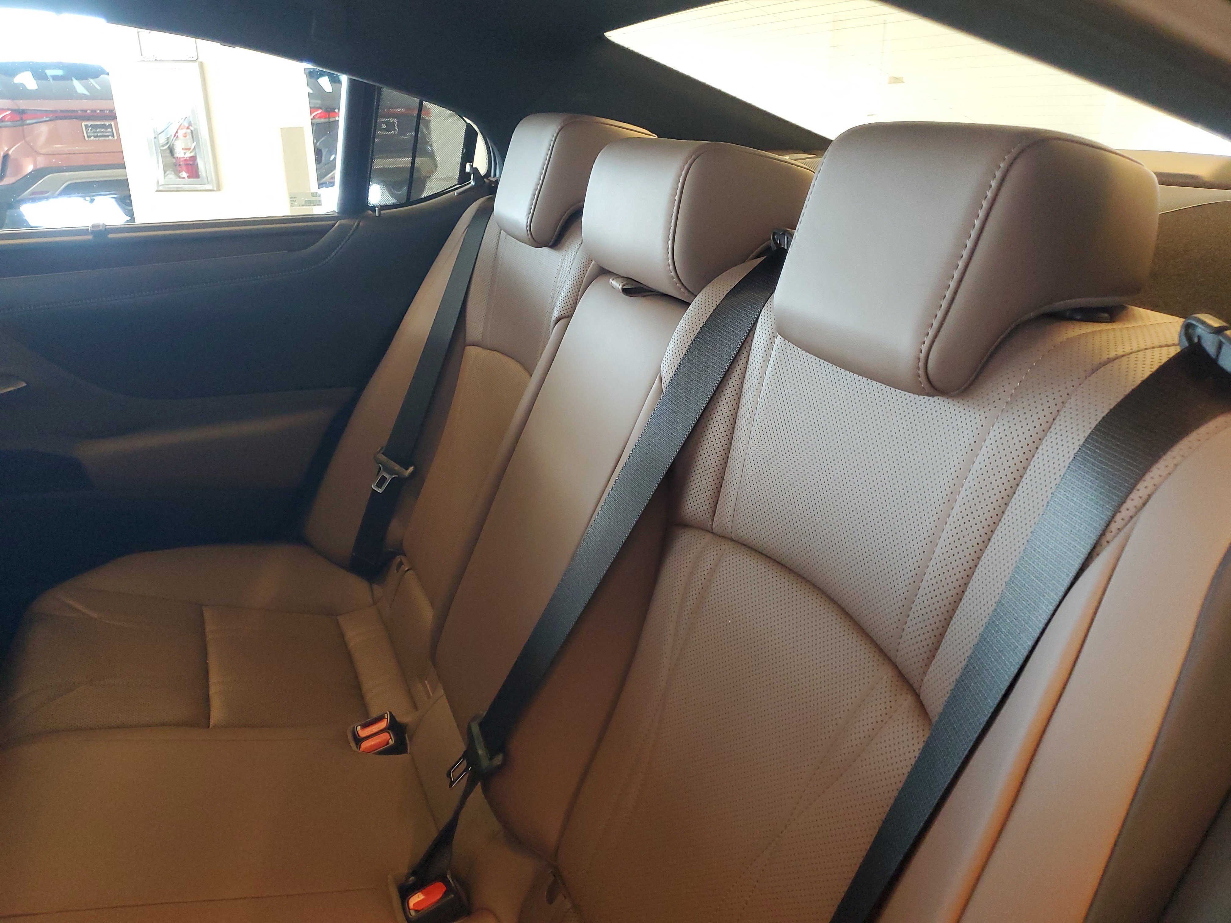 Used 2025 Lexus ES 350 Ultra Luxury w/ Accessory Package (Z2) FWD image 17