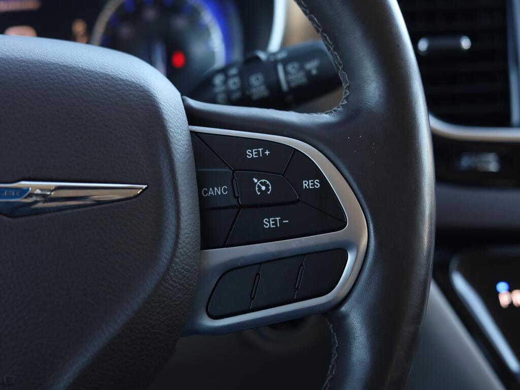 Used 2017 Chrysler Pacifica Touring-L Plus w/ Tire & Wheel Group image 14