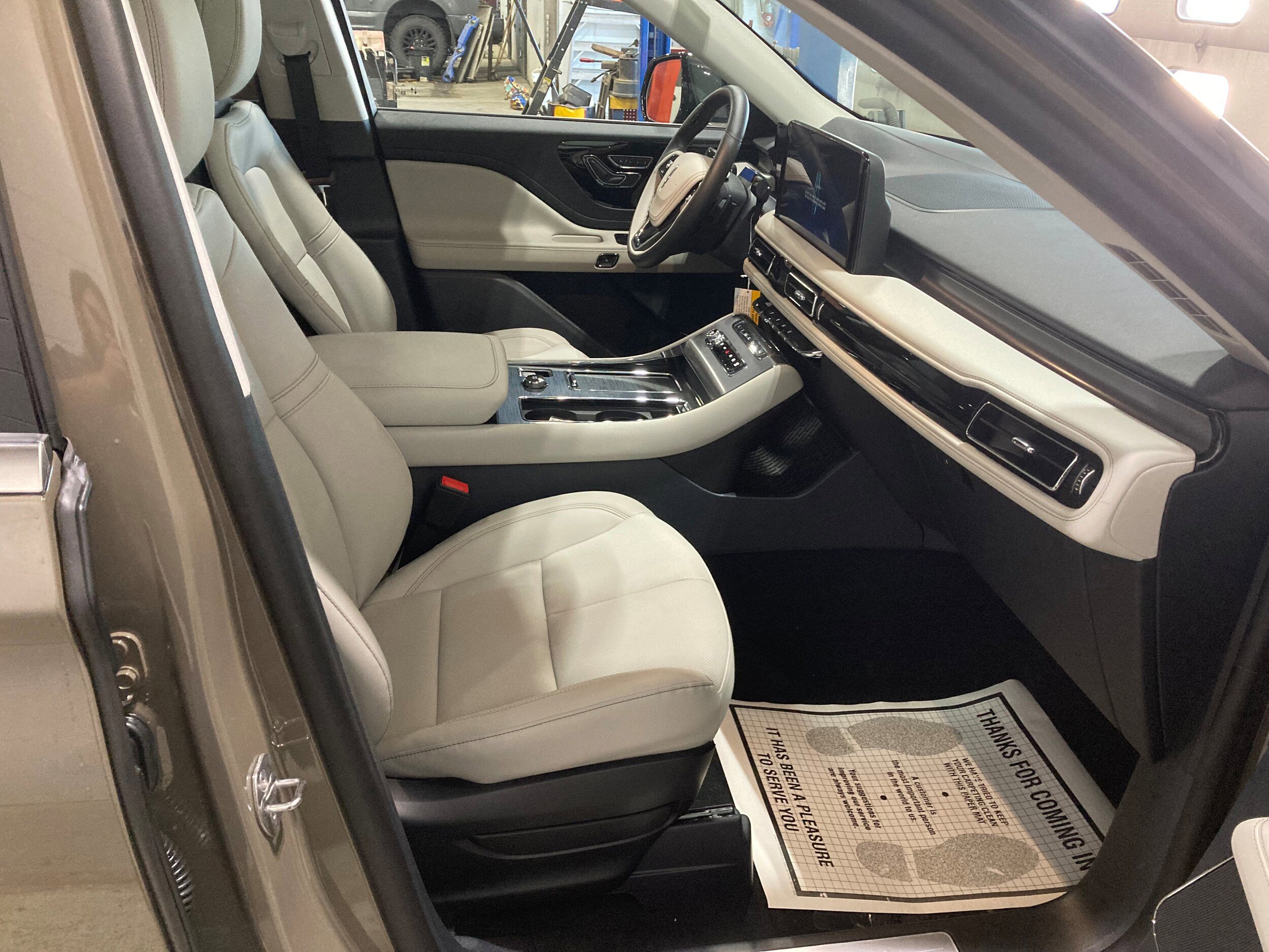 Used 2026 Lincoln Aviator AWD image 4