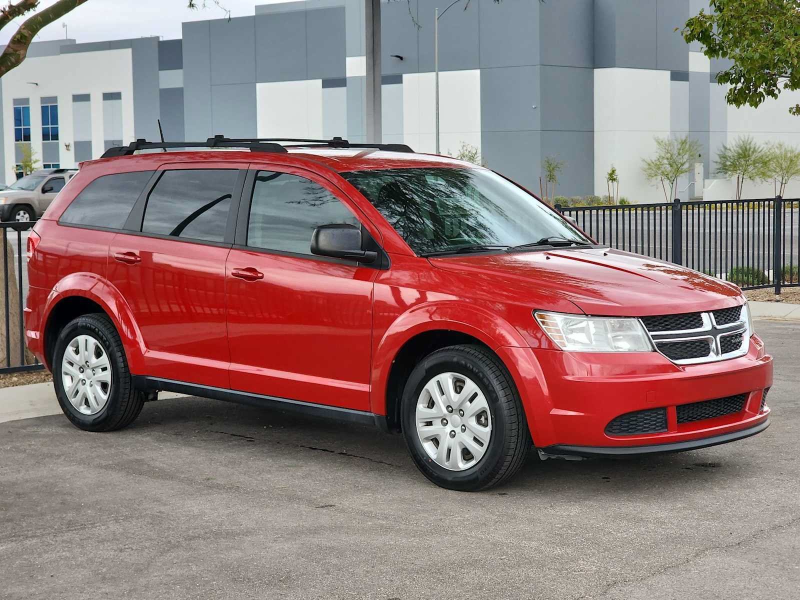 Used 2020 Dodge Journey SE FWD image 2