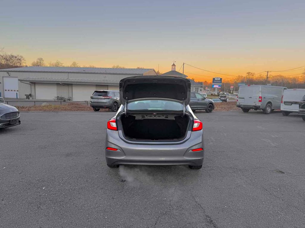 Used 2018 Chevrolet Cruze LT w/ Convenience Package image 30