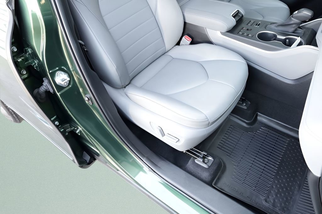 Used 2023 Toyota Highlander XLE AWD/4WD image 26