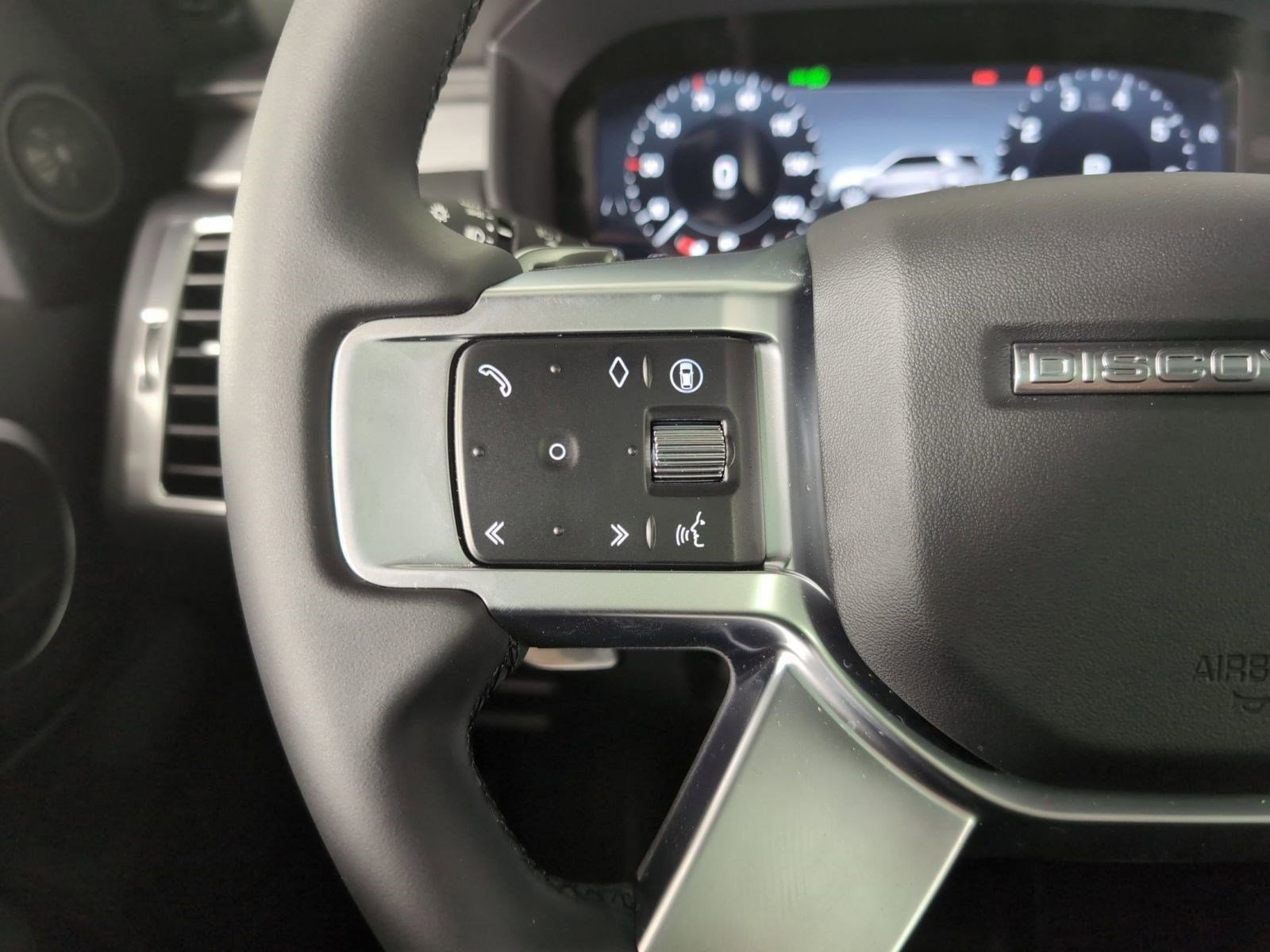 Used 2025 Land Rover Discovery Dynamic SE image 14