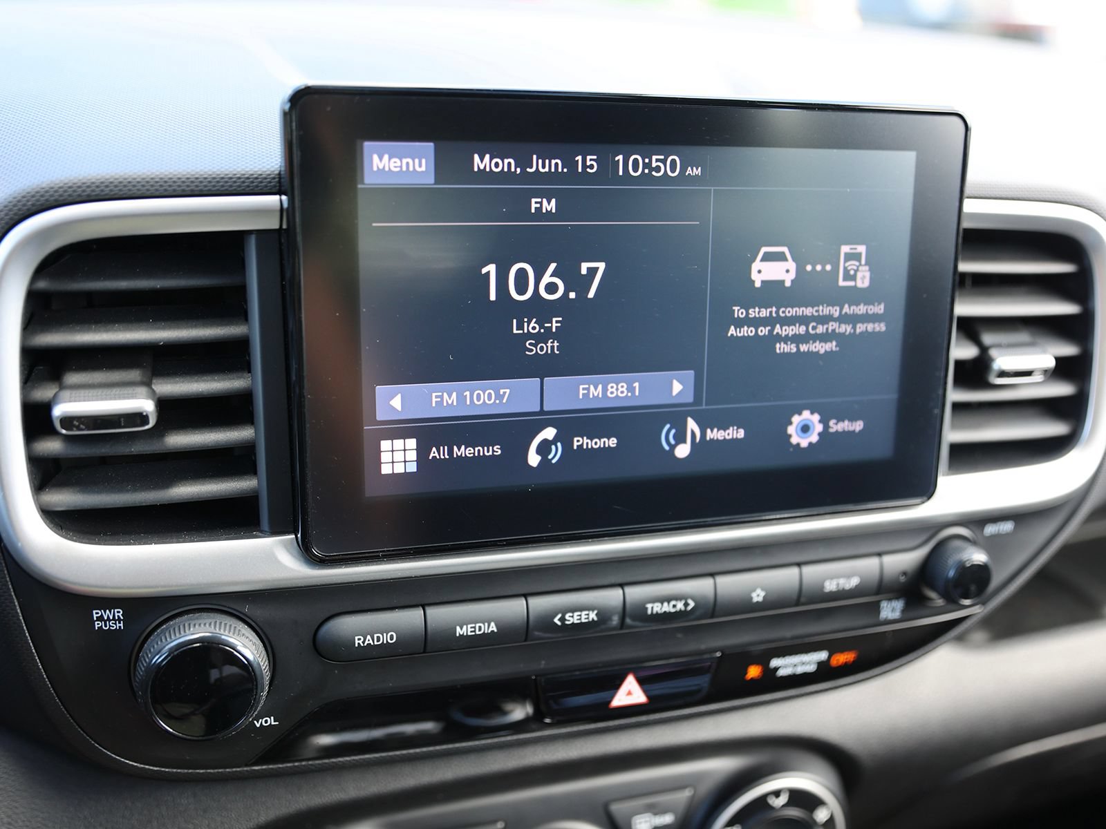 Used 2023 Hyundai Venue SE FWD image 19