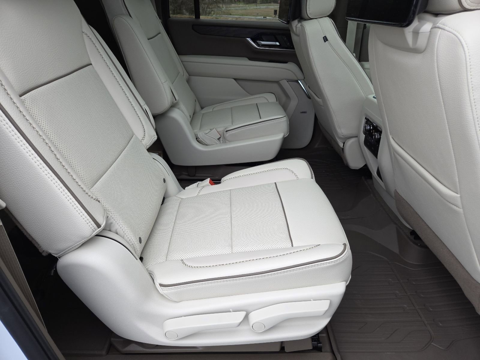 New 2026 GMC Yukon XL Denali w/ Denali Reserve Package image 31